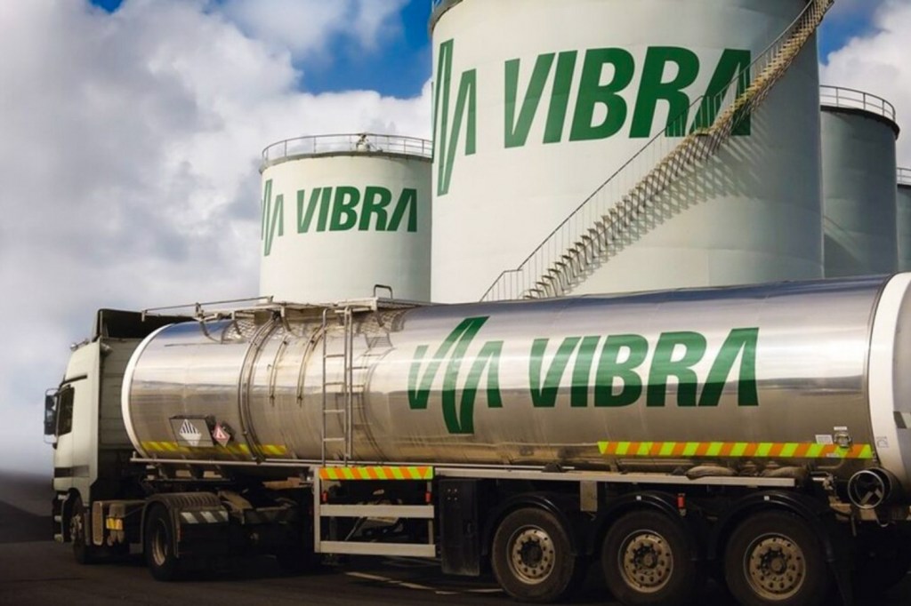 Transporte de combustível: com 8 300 postos, a maior rede do país, a Vibra terá de trocar suas placas até 2029