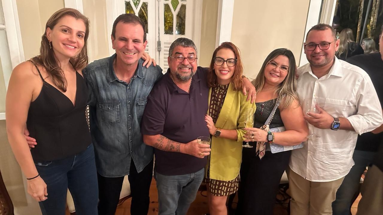 Eduardo Paes (à esq.) e Quaquá (a centro, de roxo) comemoram aniversário da Moacyr Luz com festa na residência da Gávea Pequena