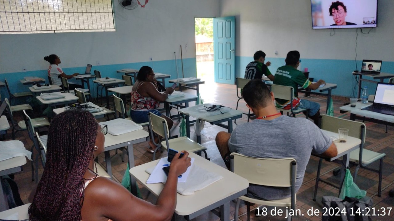 Sala de aula com ensino a distância em comunidade quilombola no Pará