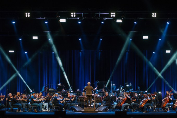A Orquestra Petrobras Sinfônica é regida pelo maestro Felipe Prazeres