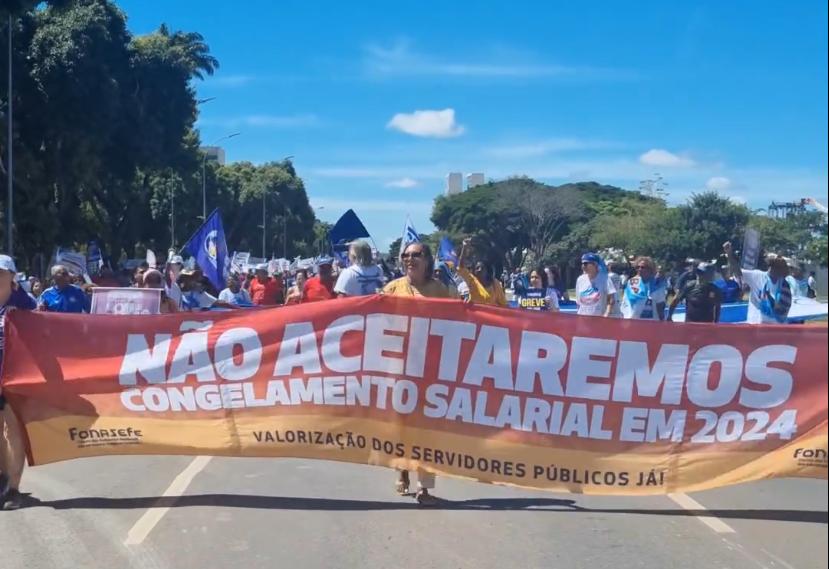 Servidores fazem atos em Brasília e aumentam pressão sobre o governo Lula