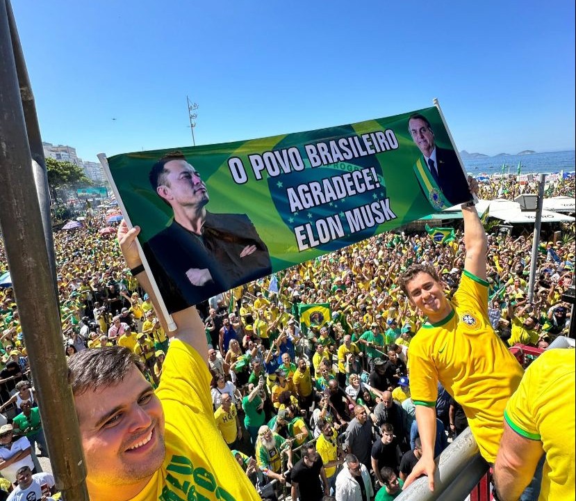 O deputado Nikolas Ferreira (PL-MG) em ato com Bolsonaro em Copacabana, neste domingo, 21: "O povo brasileiro agradece Elon Musk!"