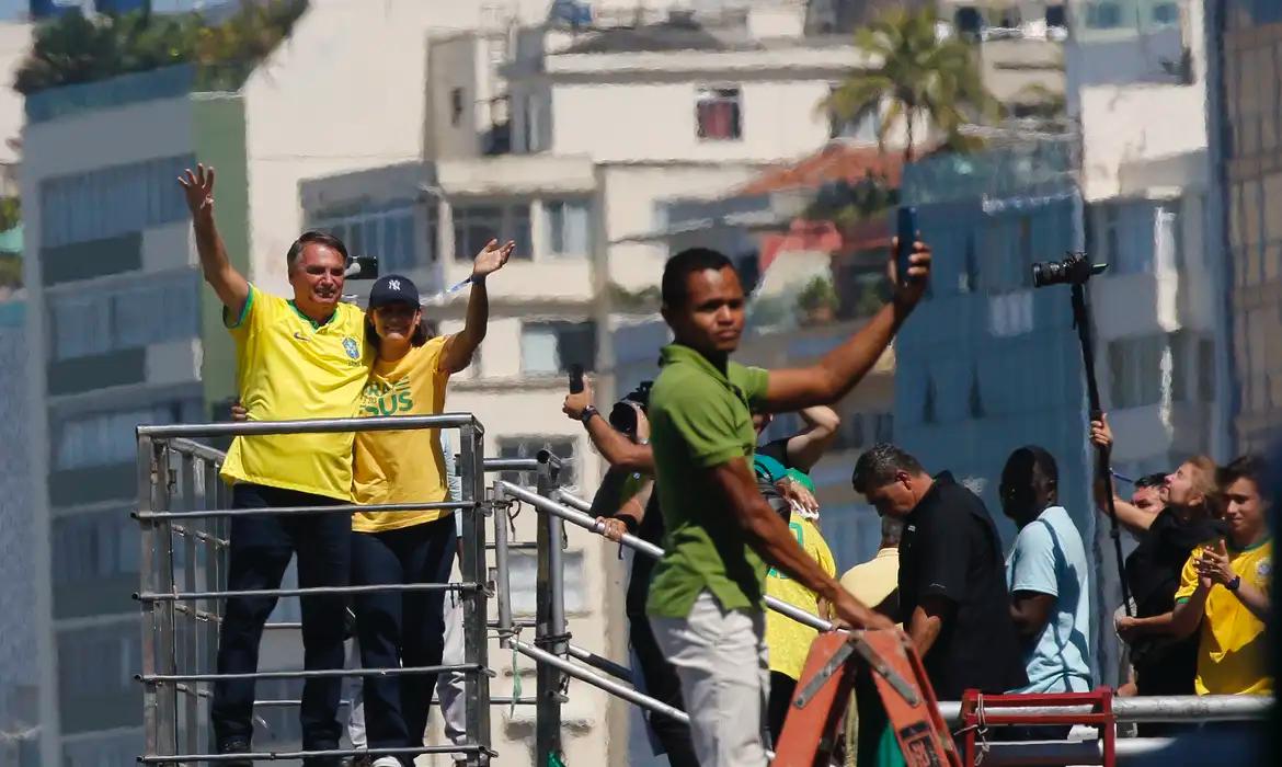 Presidente Jair Bolsonaro em manifestação com apoiadores na orla do Rio de Janeiro