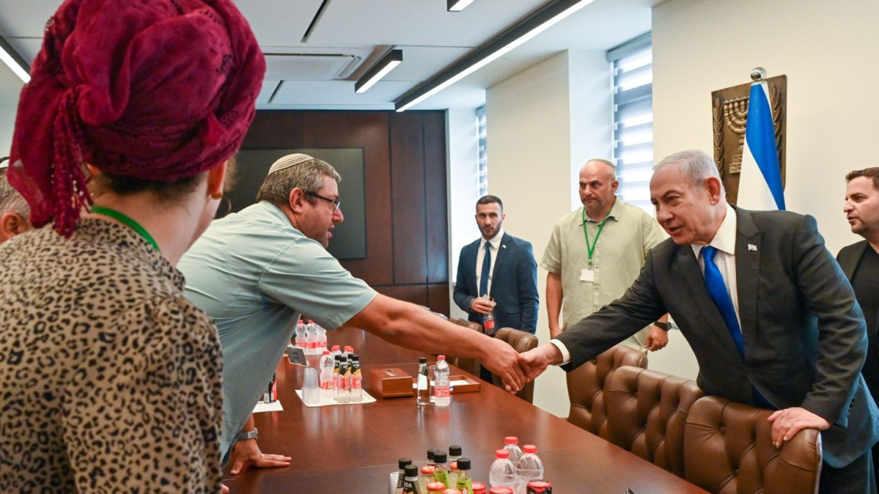 Primeiro-ministro de Israel, Benjamin Netanyahu, em encontro com representantes das famílias de reféns do Hamas. 30/04/2024