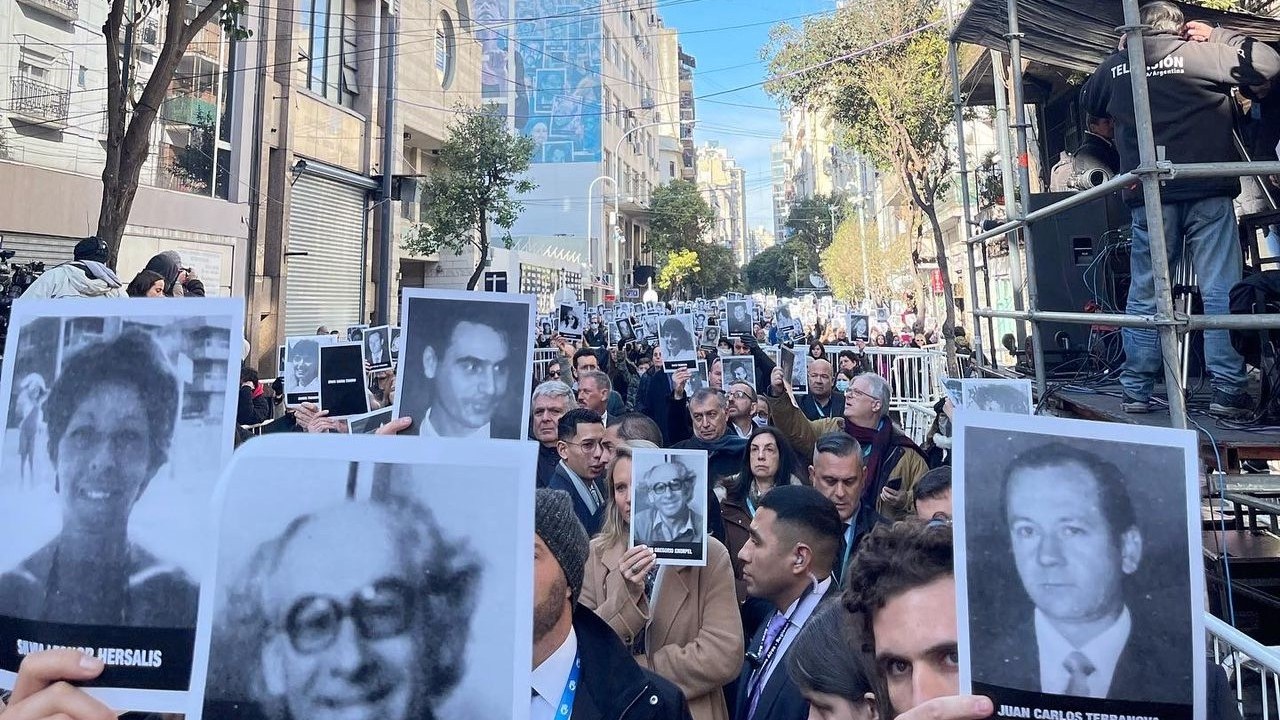Passeata em memória aos mortos no ataque à Associação Mutual Israelita Argentina (AMIA), em Buenos Aires. 18/07/2022