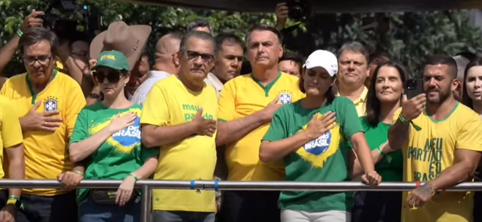 O ex-presidente Jair Bolsonaro, o pastor Silas Malafaia e a ex-primeira-dama Michelle Bolsonaro em trio elétrico durante ato na Avenida Paulista, em 25 de fevereiro