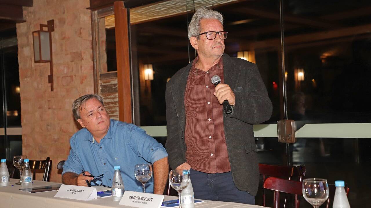 O prefeito de Armação dos Búzios (RJ), Alexandre Martins (sentado), e o vice-prefeito, Miguel Pereira (de pé), em foto de 2022