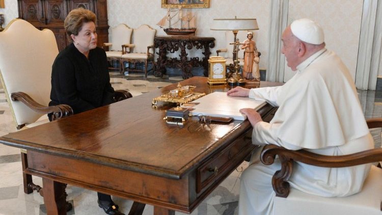 Presidente do Novo Banco de Desenvolvimento (dos Brics), Dilma Rousseff com o Papa Francisco