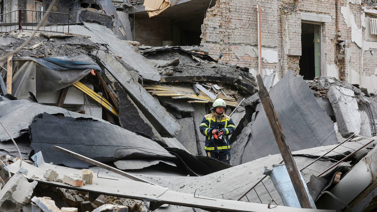 SEM TRÉGUA - Prédio destruído por foguete russo em Kiev: os ataques se intensificam