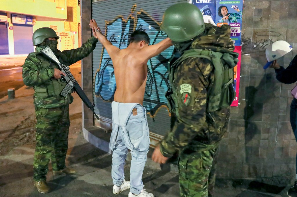 PROPAGANDA - Suspeito detido em Quito: imagens reforçam a linha dura