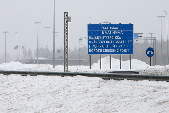 Placa que indica a separação do território russo e finlandês na fronteira entre os dois países. 22/03/2023