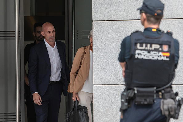 Luis Rubiales, ex-presidente da Federação Espanhola de Futebol, depois de comparecer ao tribunal de Madrid para responder sobre o crime de assédio sexual contra a jogadora Jenni Hermoso. 15/09/2023