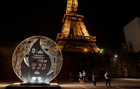 Relógio de contagem regressiva para o início dos Jogos Olímpicos de Paris em frente à Torre Eiffel. 27/02/2024