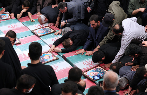 O líder supremo iraniano, Ayatollah Ali Khamenei, e parentes dos mortos no ataque à embaixada iraniana na Síria durante funeral das vítimas no Teerã. 04/04/2024
