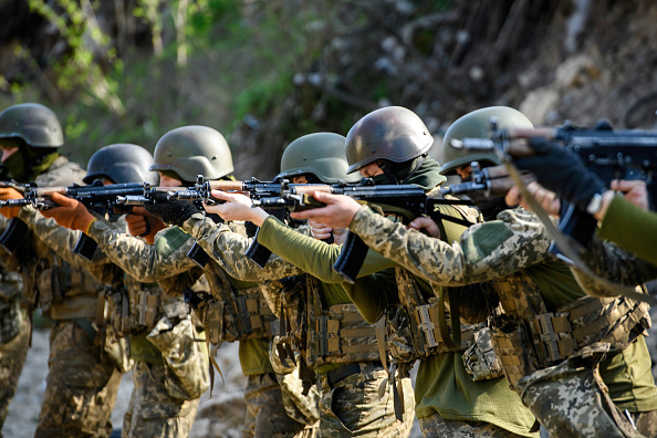 Soldados ucranianos durante treino militar na cidade de Kiev. 10/04/2024