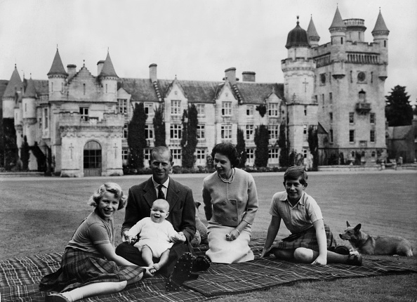 Rainha Elizabeth II, Príncipe Philip com o Príncipe Andrew, Charles e Anne em frente ao Castelo de Balmoral, residência de verão da família na Escócia.