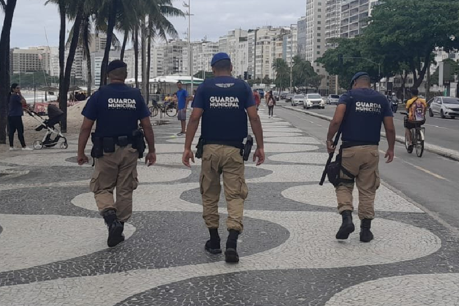 Agentes da Guarda Municipal do Rio de Janeiro, na orla de Copacabana