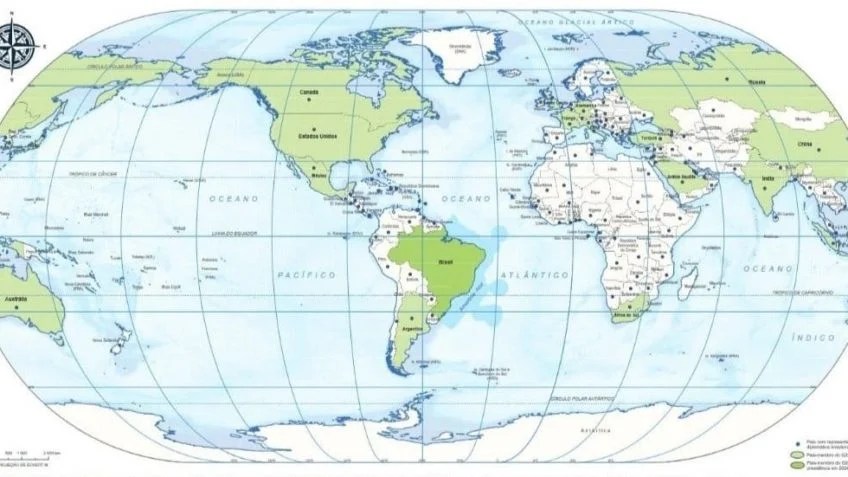 Mapa mundi com Brasil no centro -