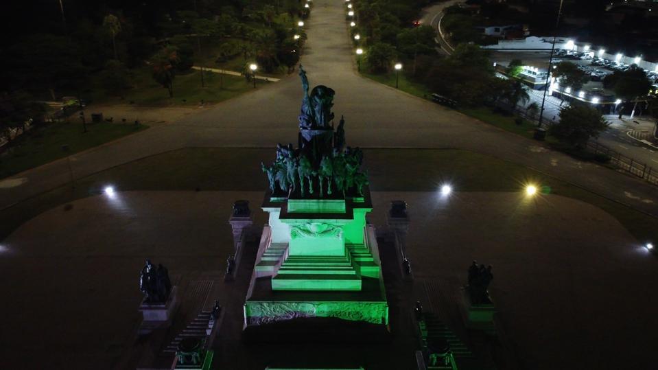 Monumento iluminado de verde: alerta para diagnóstico precoce e informação correta 