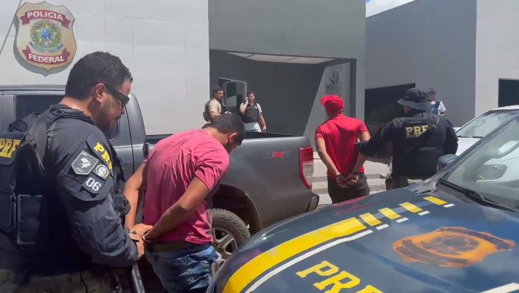 Algemados, os fugitivos de Mossoró, Deibson Nascimento e Rogério Mendonça, são conduzidos para sede da PF em Marabá