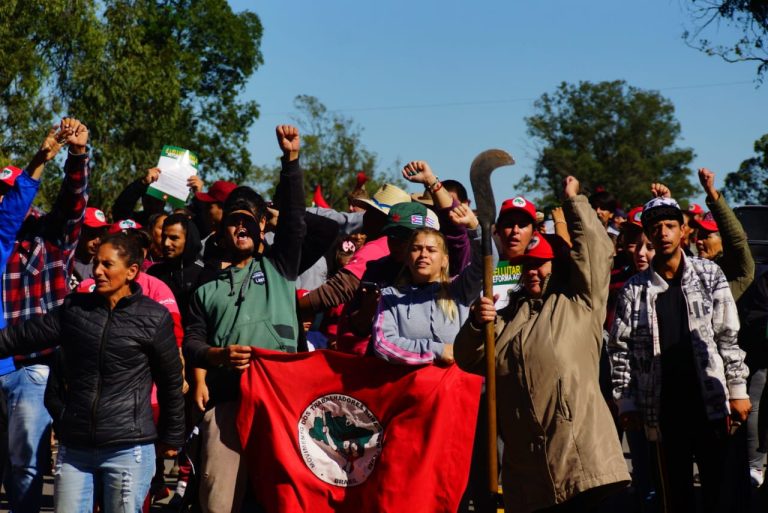 Movimento dos Trabalhadores Sem-Terra (MST) mantém pressão sobre o governo Lula