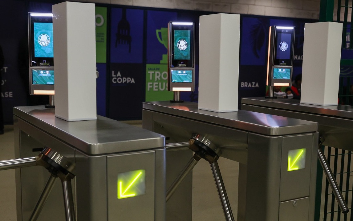 Sistema de biometria facial nas catracas do Allianz Parque contribuiu para achar autor de cusparada contra Tite