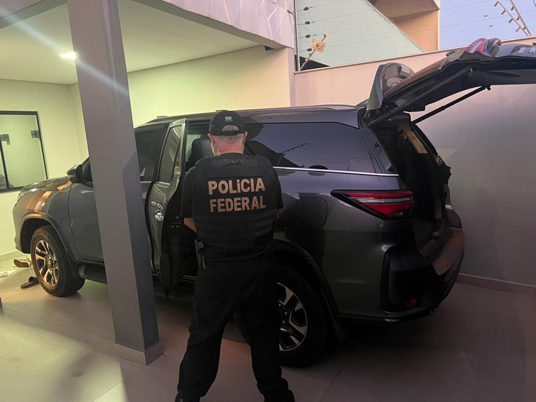 Agente da Polícia Federal durante Operação Visionário, que investiga fraude milionário em conta bancária ligada ao governo federal