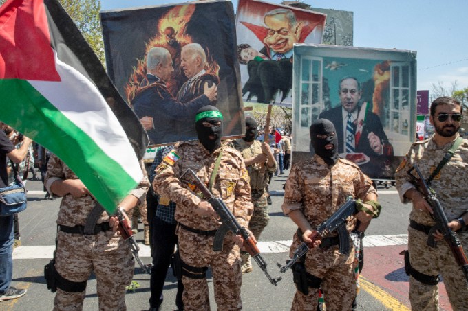 Combatentes iranianos protestam contra Israel em Teerã