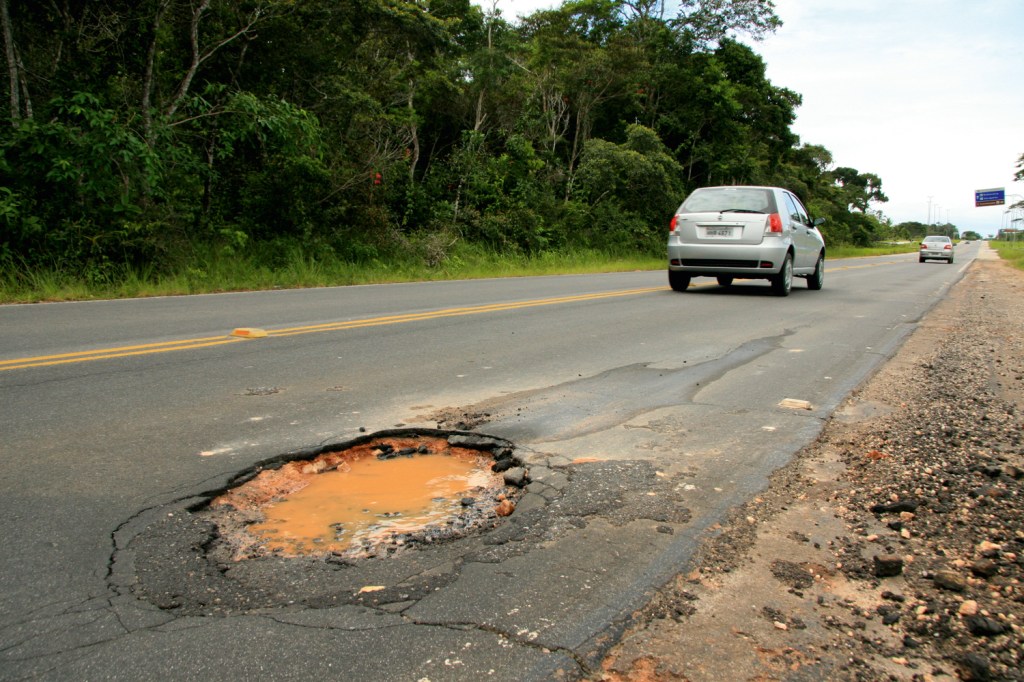 Buraco na via: a infraestrutura ruim agrava o problema brasileiro