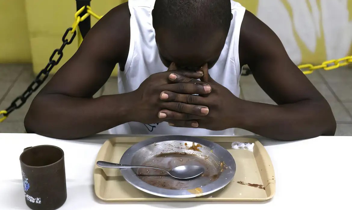 Uma em cada cinco famílias chefiadas por pessoas pardas ou pretas sofre com a fome no Brasil