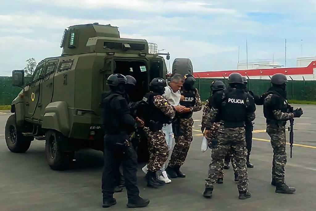 000_34NN4NM.jpg INVASÃO INÉDITA - Polícia do Equador retira adversário político de embaixada do México: crise de alta tensão