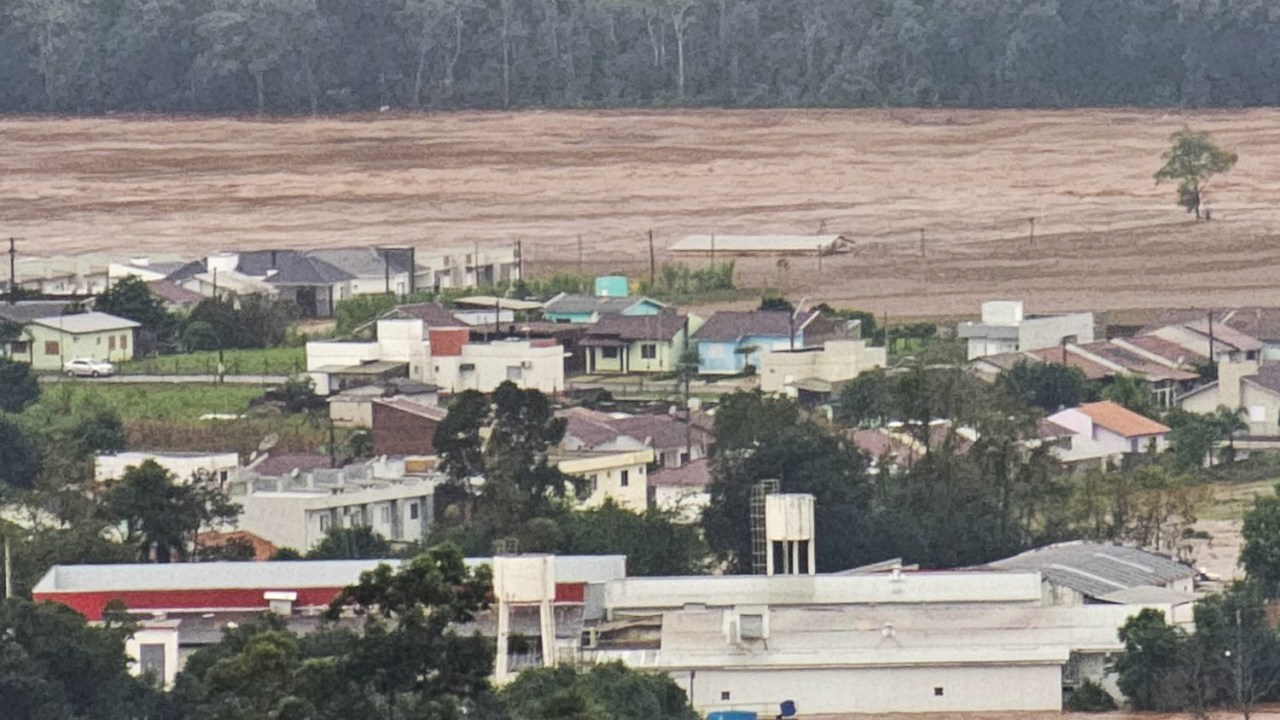 Visão aérea de Encantado, no Rio Grande do Sul, após enchente tomar a cidade (01/05/2024). Estado tem sido castigado por fortes chuvas