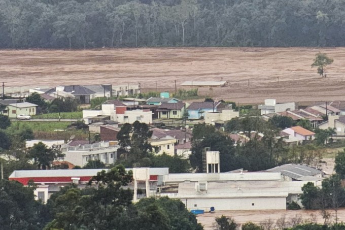 Visão aérea de Encantado, no Rio Grande do Sul, após enchente tomar a cidade (01/05/2024). Estado tem sido castigado por fortes chuvas
