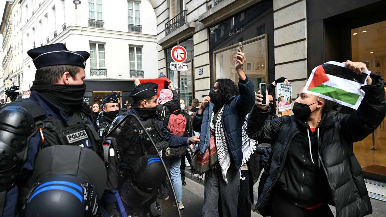 Manifestantes pró-palestinos sendo escoltados pelos policiais franceses para fora da universidade Sciences Po, em Paris. 03/05/2024