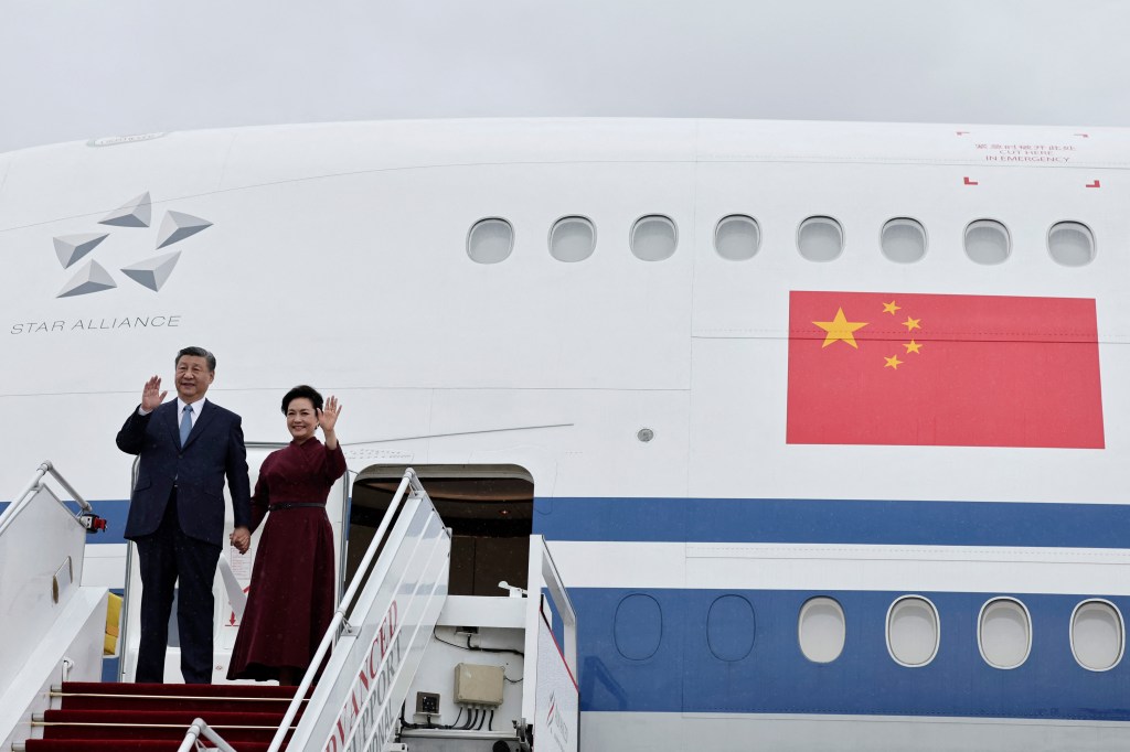 Presidente chinês, Xi Jinping, e sua esposa, Peng Liyuan, desembarcando no aeroporto de Orly, em Paris. 06/05/2024
