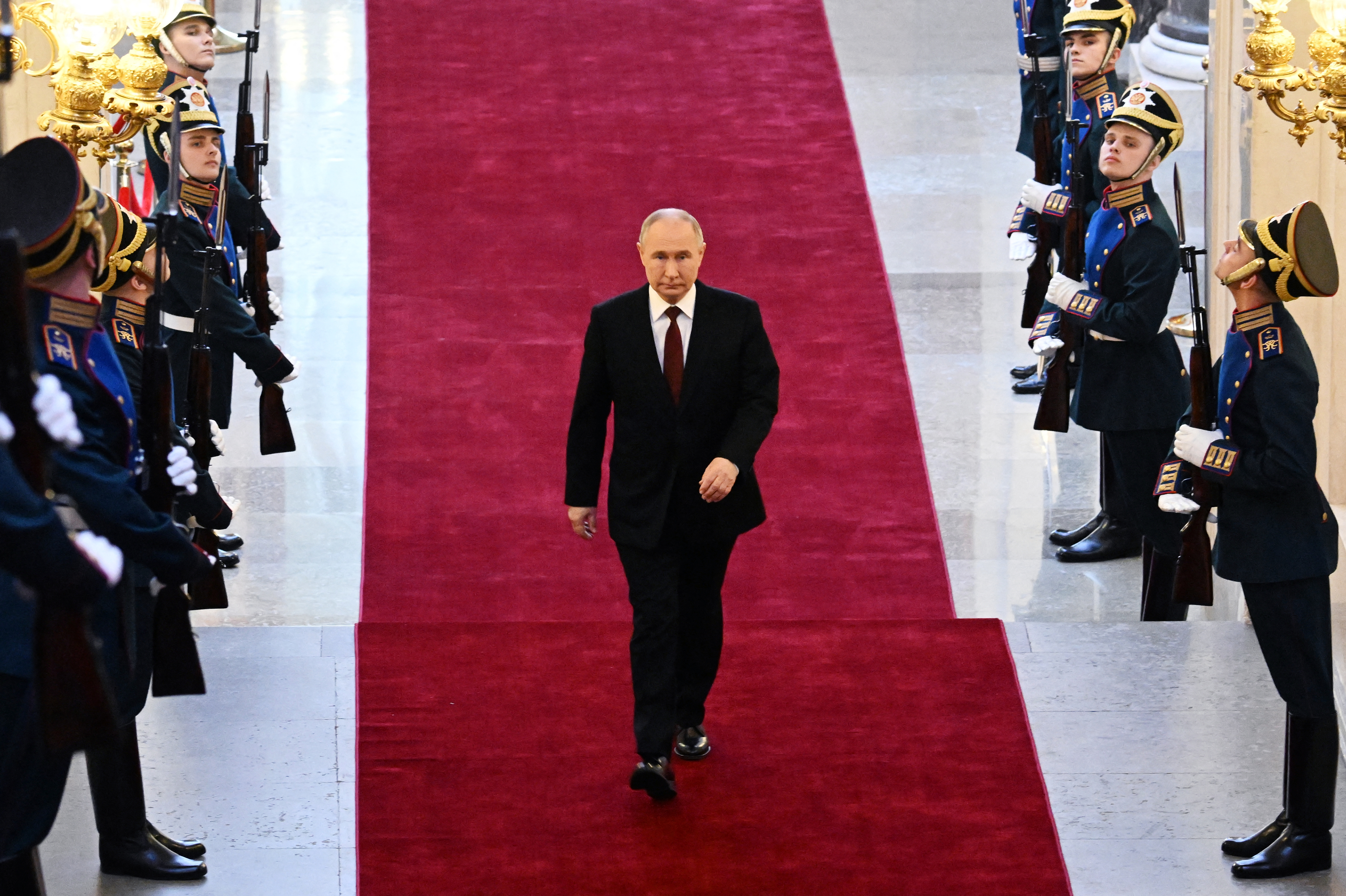 Em meio a tensões, Putin toma posse pela 5ª vez como presidente da Rússia