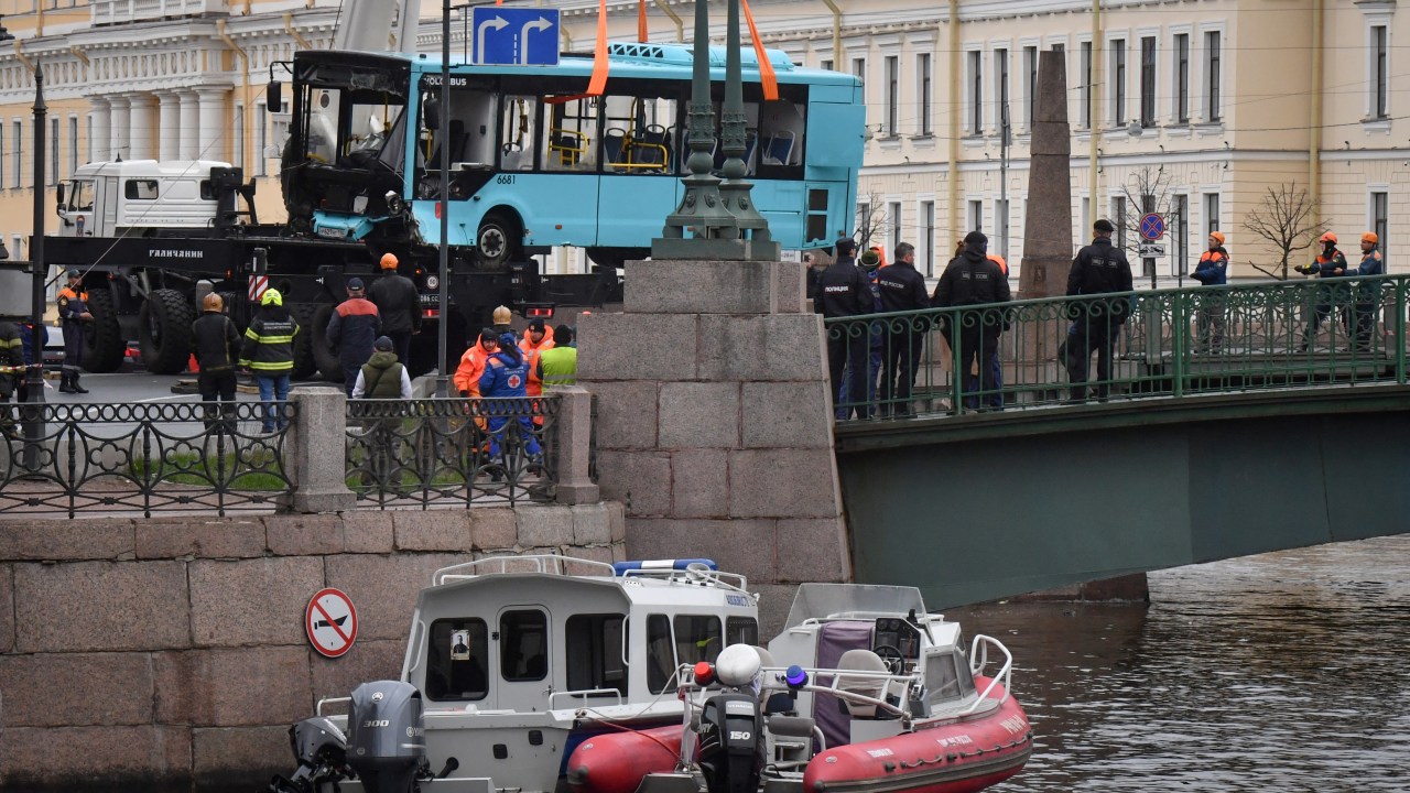 Ônibus sendo retirado do rio Moika, em São Petersburgo, após acidente que matou pelo menos três pessoas. 10/05/2024