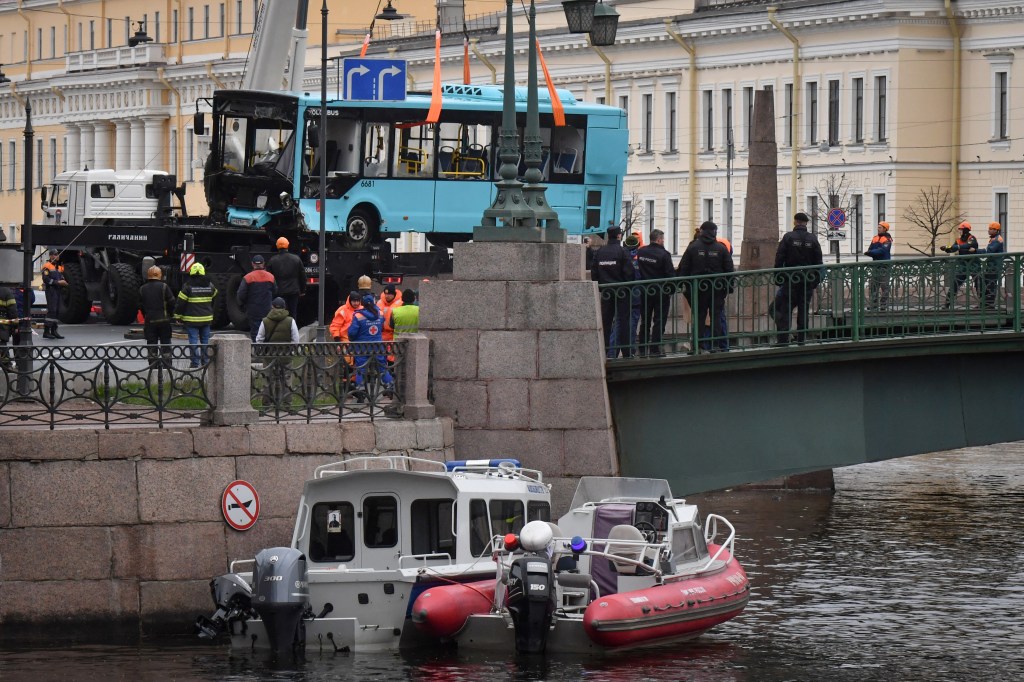 Ônibus sendo retirado do rio Moika, em São Petersburgo, após acidente que matou pelo menos três pessoas. 10/05/2024