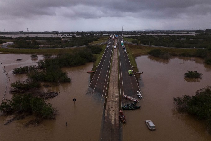 Estrada alagada – Canoas – Enchente – Chuvas – Rio Grande do Sul