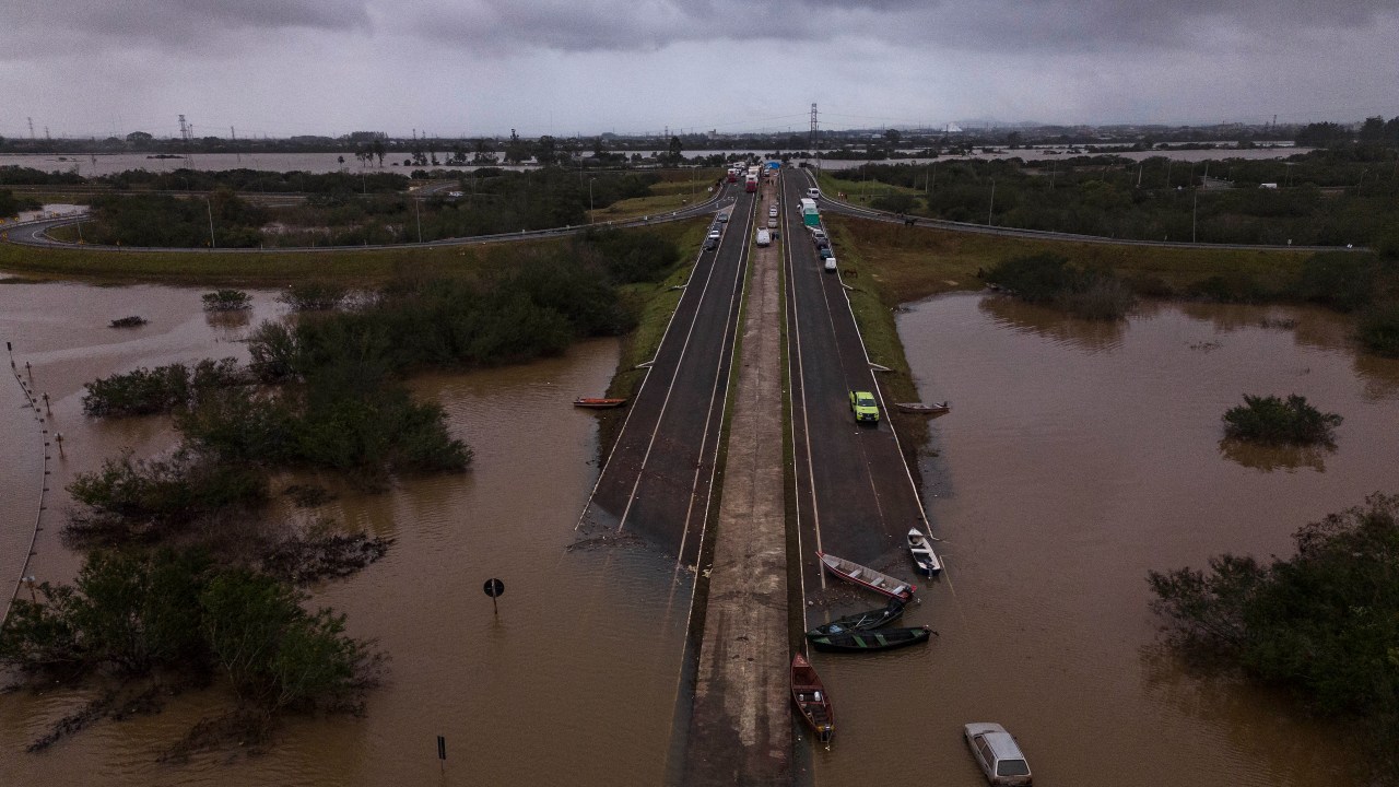 Estrada alagada - Canoas - Enchente - Chuvas - Rio Grande do Sul