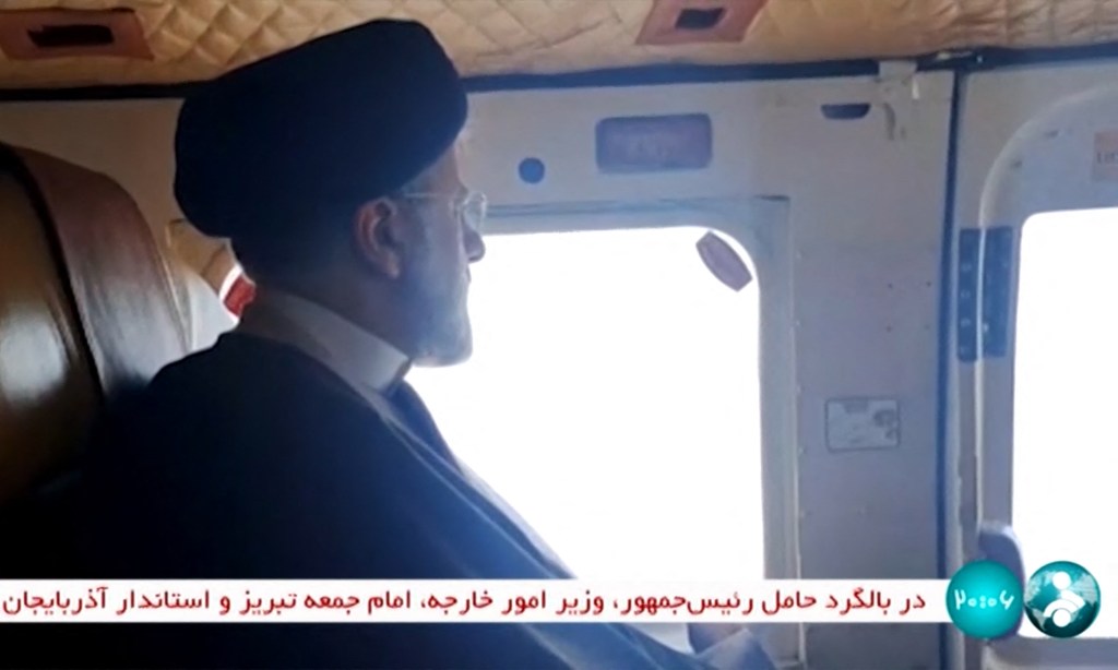 Imagem do presidente do Irã, Ebrahim Raisi, dentro do helicóptero
