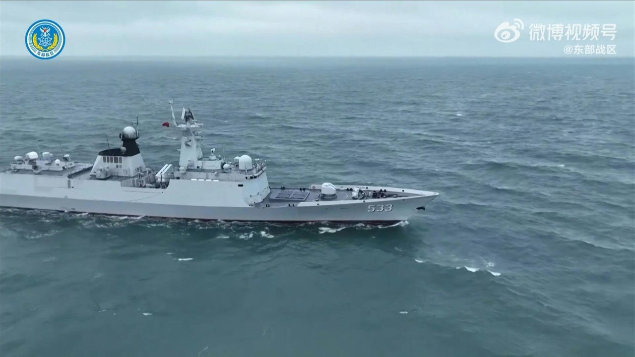 Navio militar chinês operando após o exército anunciar o início de treinamentos militares para “tomar o poder” em Taiwan. 23/05/2024