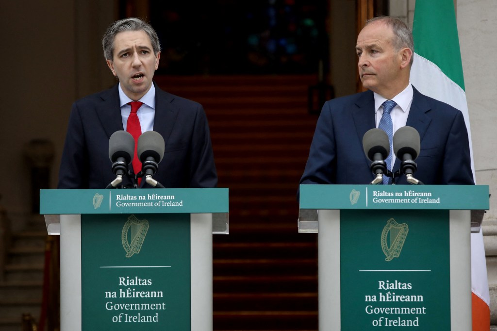 O primeiro-ministro da Irlanda, Simon Harris (à esquerda) e o ministro das Relações Exteriores do país, Michel Martin