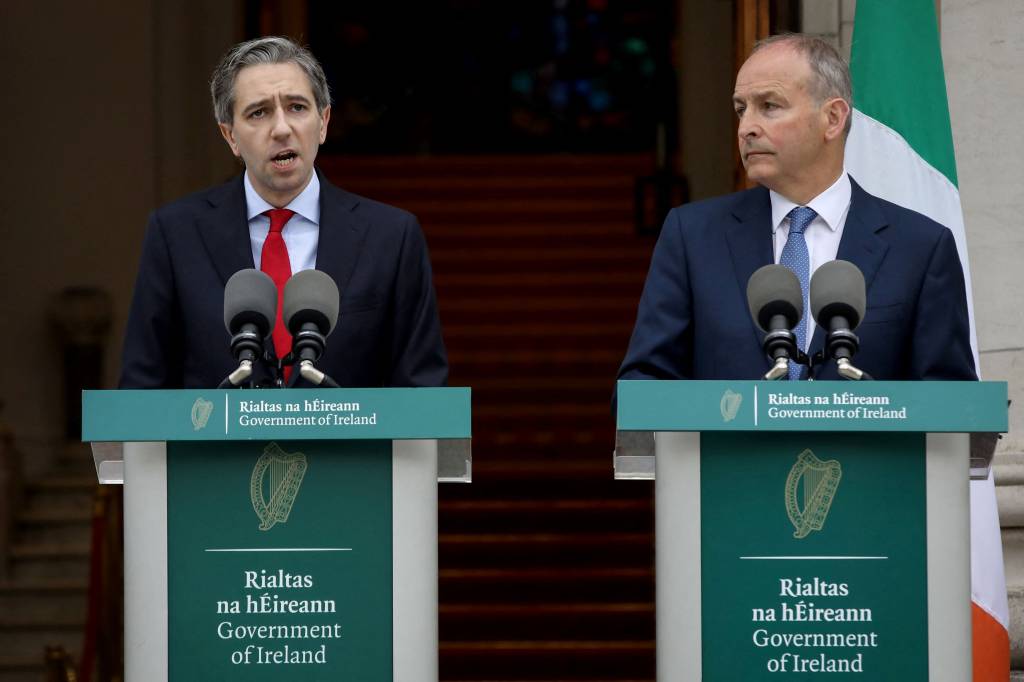 IRELAND-ISRAEL-PALESTINIANS-CONFLICT-POLITICS-DIPLOMACY O primeiro-ministro da Irlanda, Simon Harris (à esquerda) e o ministro das Relações Exteriores do país, Michel Martin