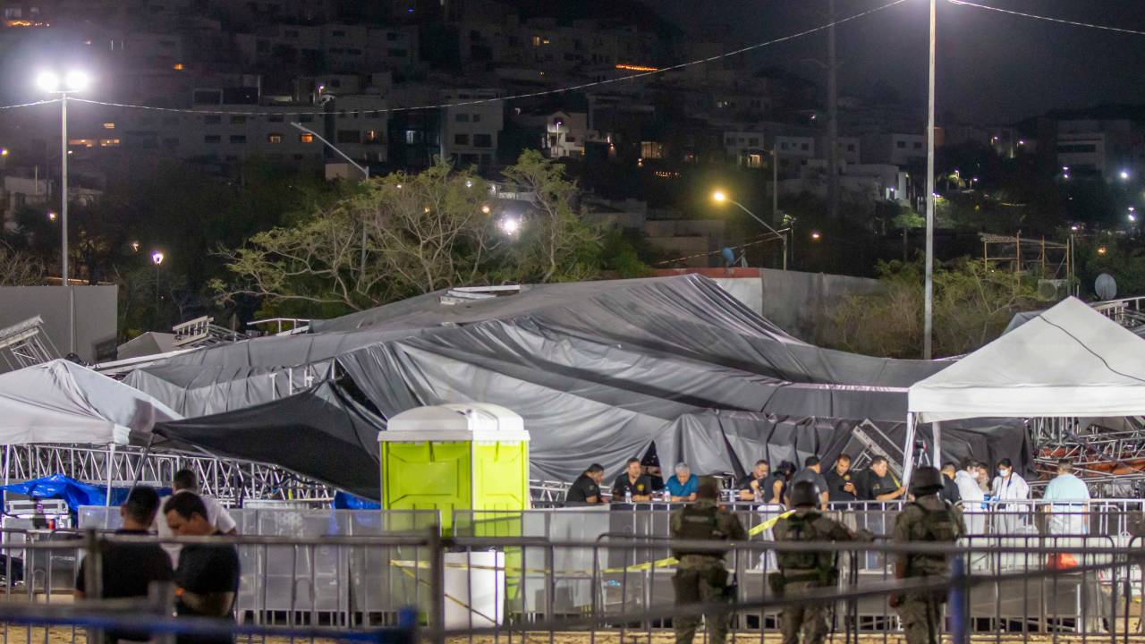 Palco desaba durante forte ventania no comíssio eleitoral do candidato à presidência Álvarez Máynez no estado de Nuevo Leon, México. 22/05/2024