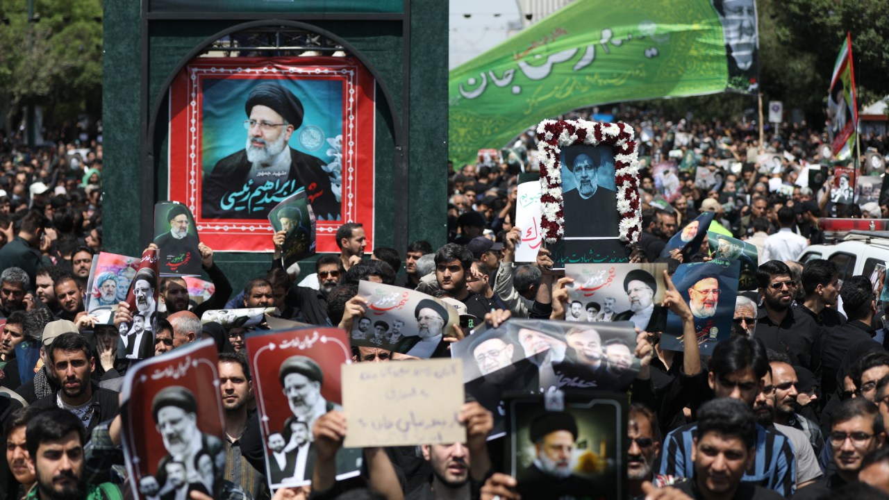 Multidão se reúne nas ruas de Meshed para o enterro do presidente iraniano, Ebrahim Raisi. 23/05/2024