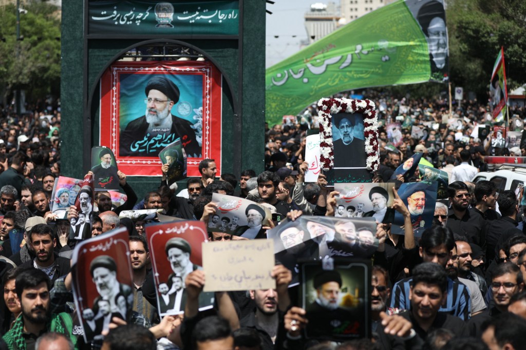 Multidão se reúne nas ruas de Meshed para o enterro do presidente iraniano, Ebrahim Raisi. 23/05/2024