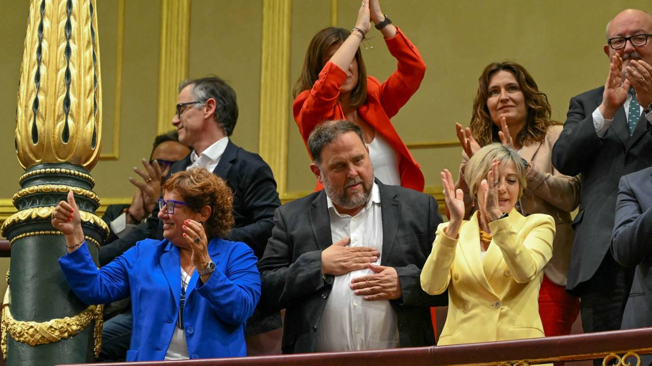 President of Catalan separatist party Esquerra Republicana de Catalunya - ERC (Republican Left of Catalonia) Oriol Junqueras (C) gestures as he celebrate after the final approval of the amnesty law for Catalan separatists during a plenary session at the Congress in Madrid, on May 30, 2024. Spain lawmakers approved a controversial law to grant amnesty to Catalan separatists involved in the failed 2017 independence bid, at the Congress in Madrid, on May 30, 2024. (Photo by JAVIER SORIANO / AFP)