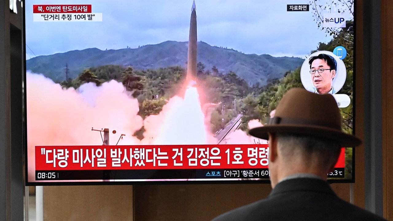 Homem em Seul assistindo a transmissão do disparo de mísseis balísticos norte-coreanos em direção ao mar do Japão. 30/05/2024