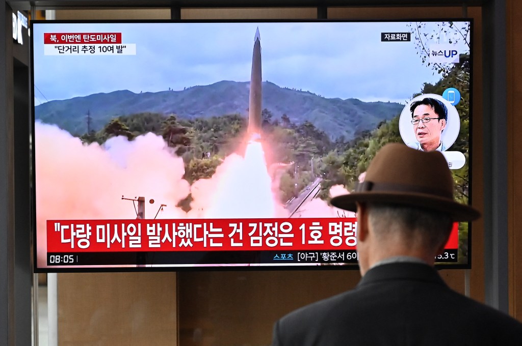 Homem em Seul assistindo a transmissão do disparo de mísseis balísticos norte-coreanos em direção ao mar do Japão. 30/05/2024